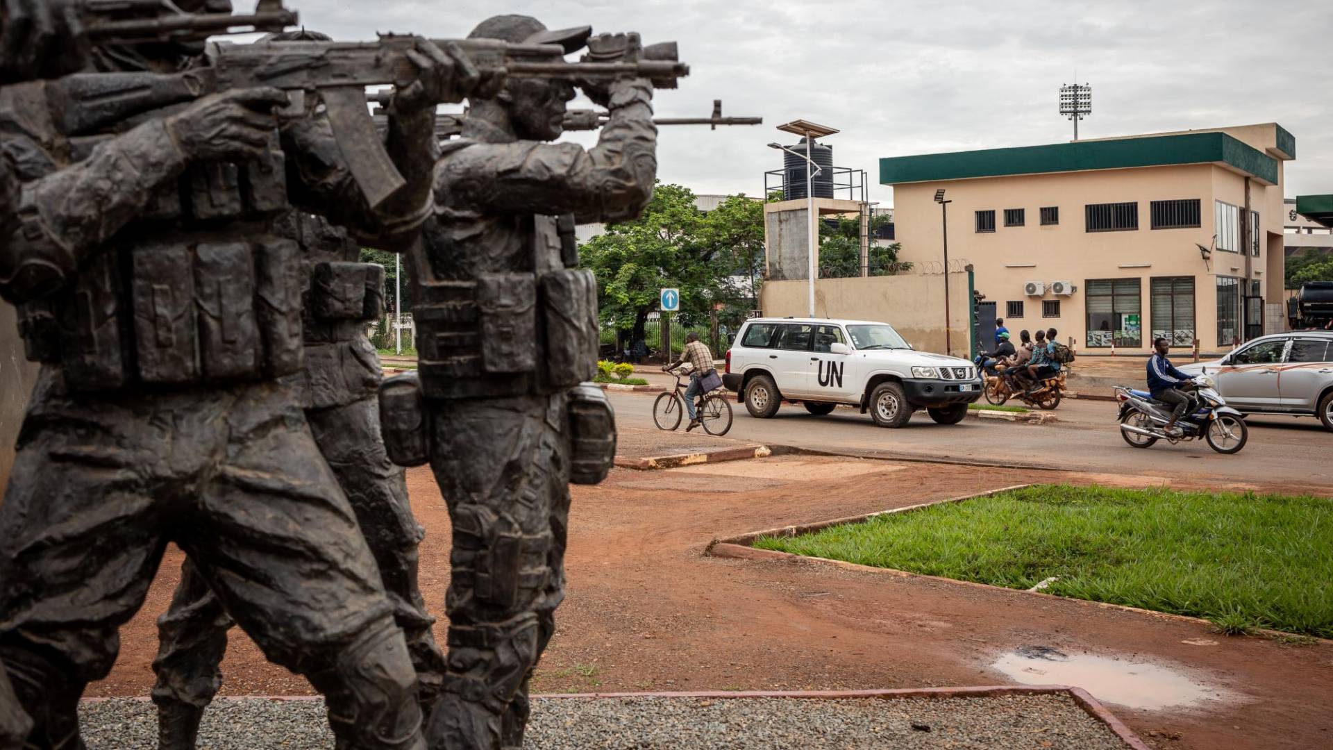 $!Quedan más de mil mercenarios de Wagner en la República Centroafricana. Una estatua de mercenarios rusos en Bangui.