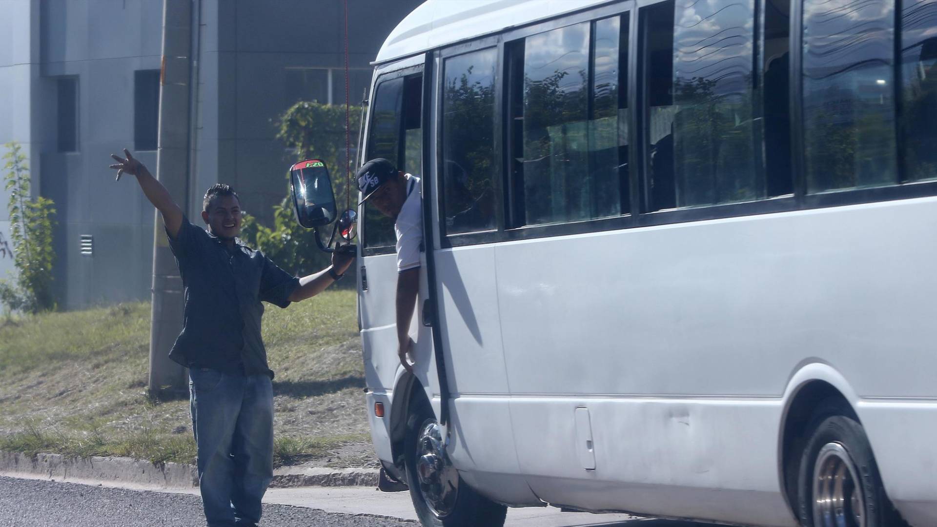 $!Los “brochas” son personajes que no pasan desapercibidos en los buses “ejecutivos”.