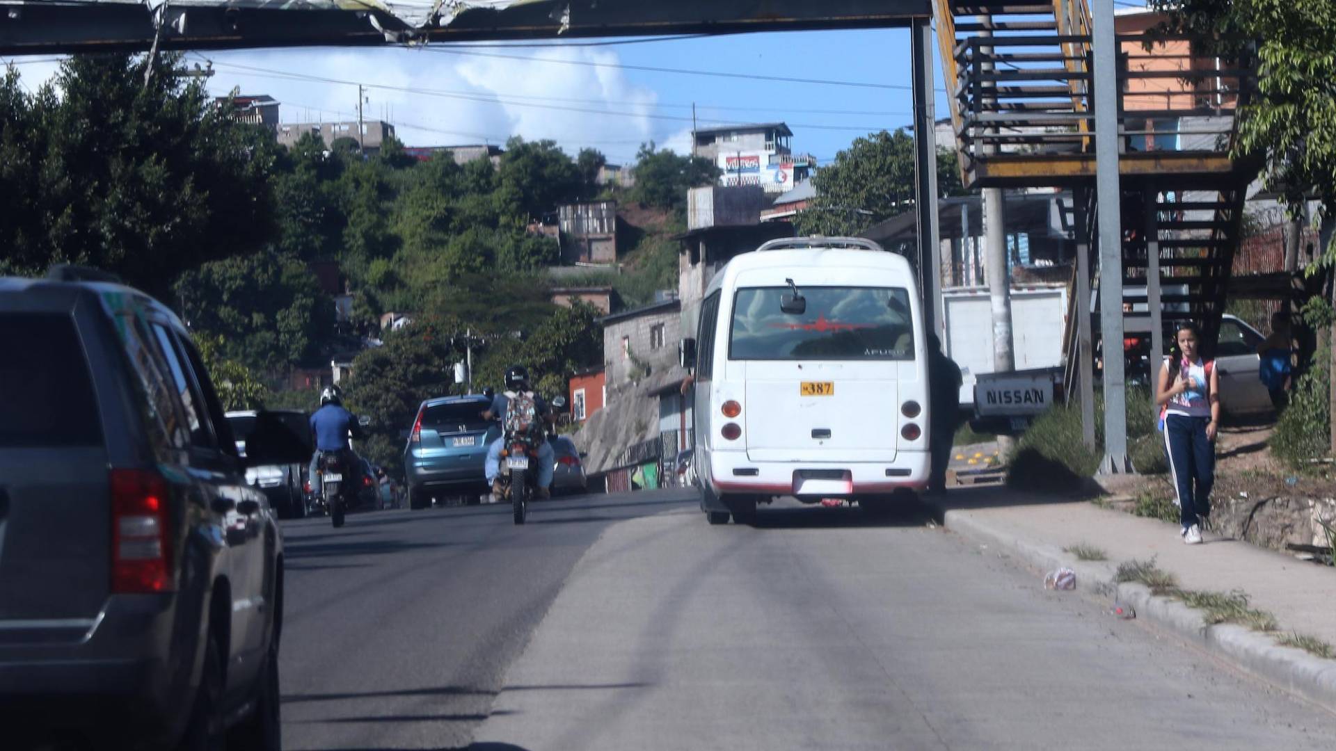 $!Son pocas las estaciones que respetan los conductores del transporte público.