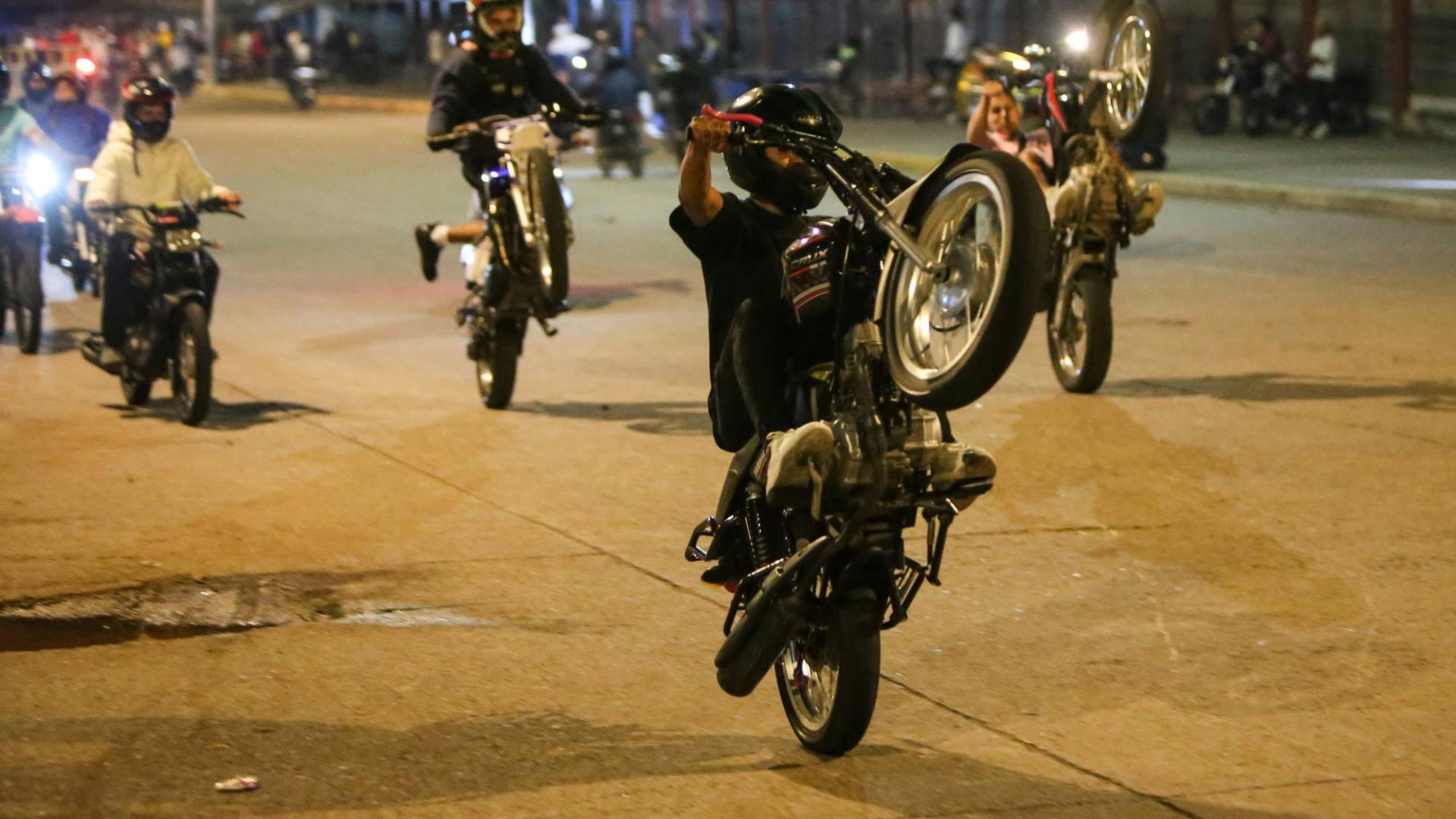 $!En el estacionamiento frontal de la Universidad Nacional Autónoma de Honduras (UNAH) decenas de motociclista practican sin parar sus “pintas” sobre dos ruedas.