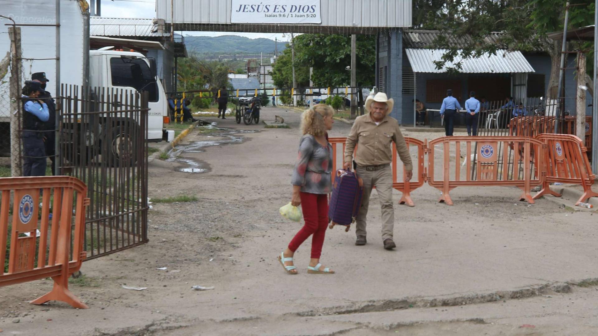 $!Esta pareja de señores viajó desde Copán con la esperanza de ver a sus hijas, aunque no pudieron contactar con ella, iban felices de saber que está con vida