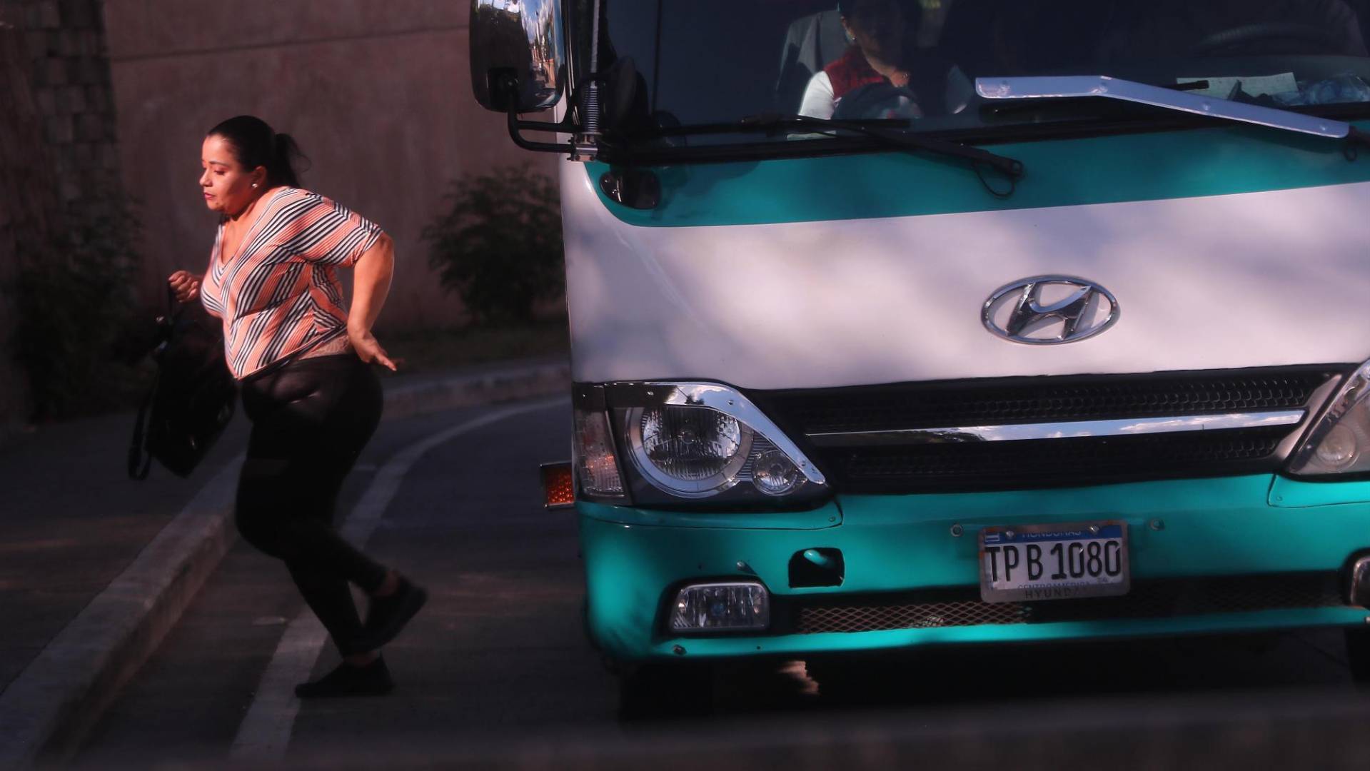 $!Bajar de un “rapiloco” es tentar la muerte, los conductores medio paran y los pasajeros prácticamente se tiran.