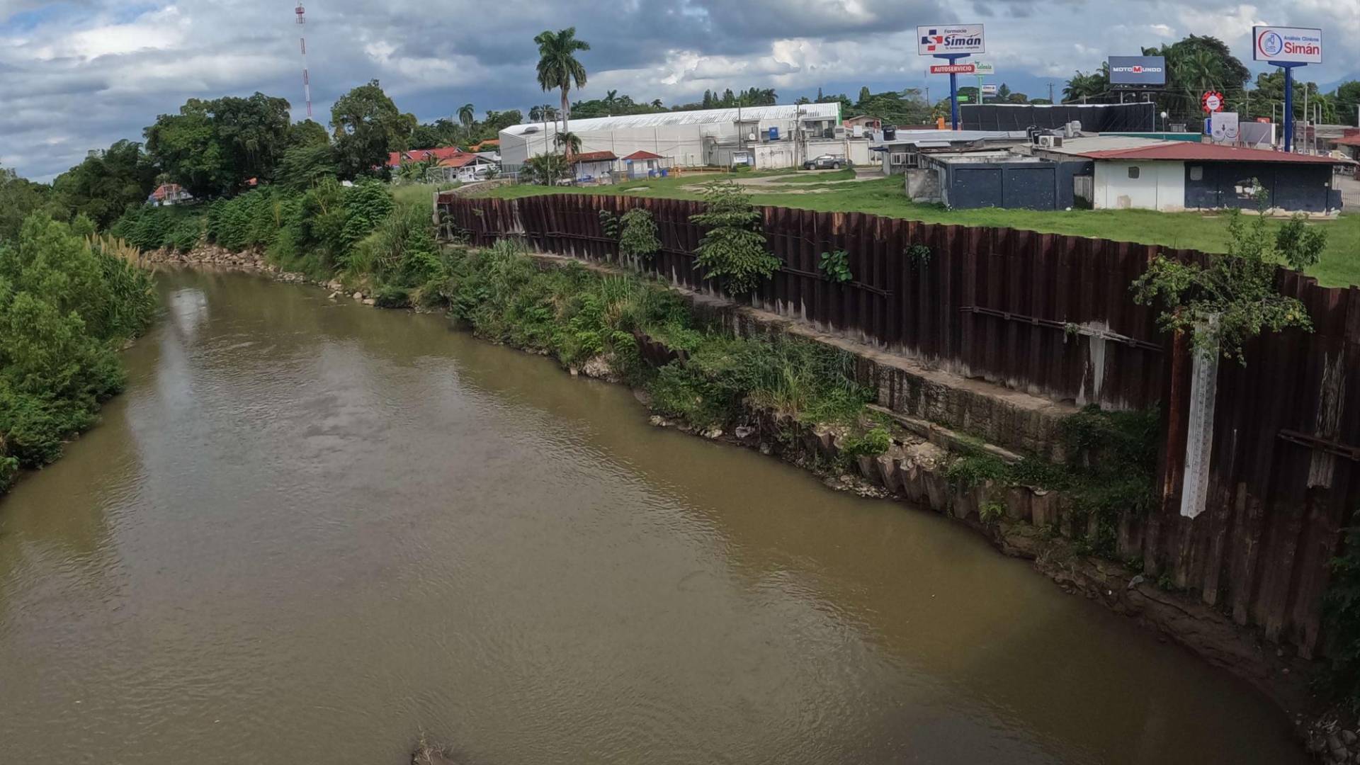 $!Hasta el momento, los ríos se mantienen en un caudal por encima de lo normal, pero como se esperan más lluvias están bajo constante monitoreo. Los bordos son unas de las medidas de prevención para evitar que el agua se salga de su caudal.