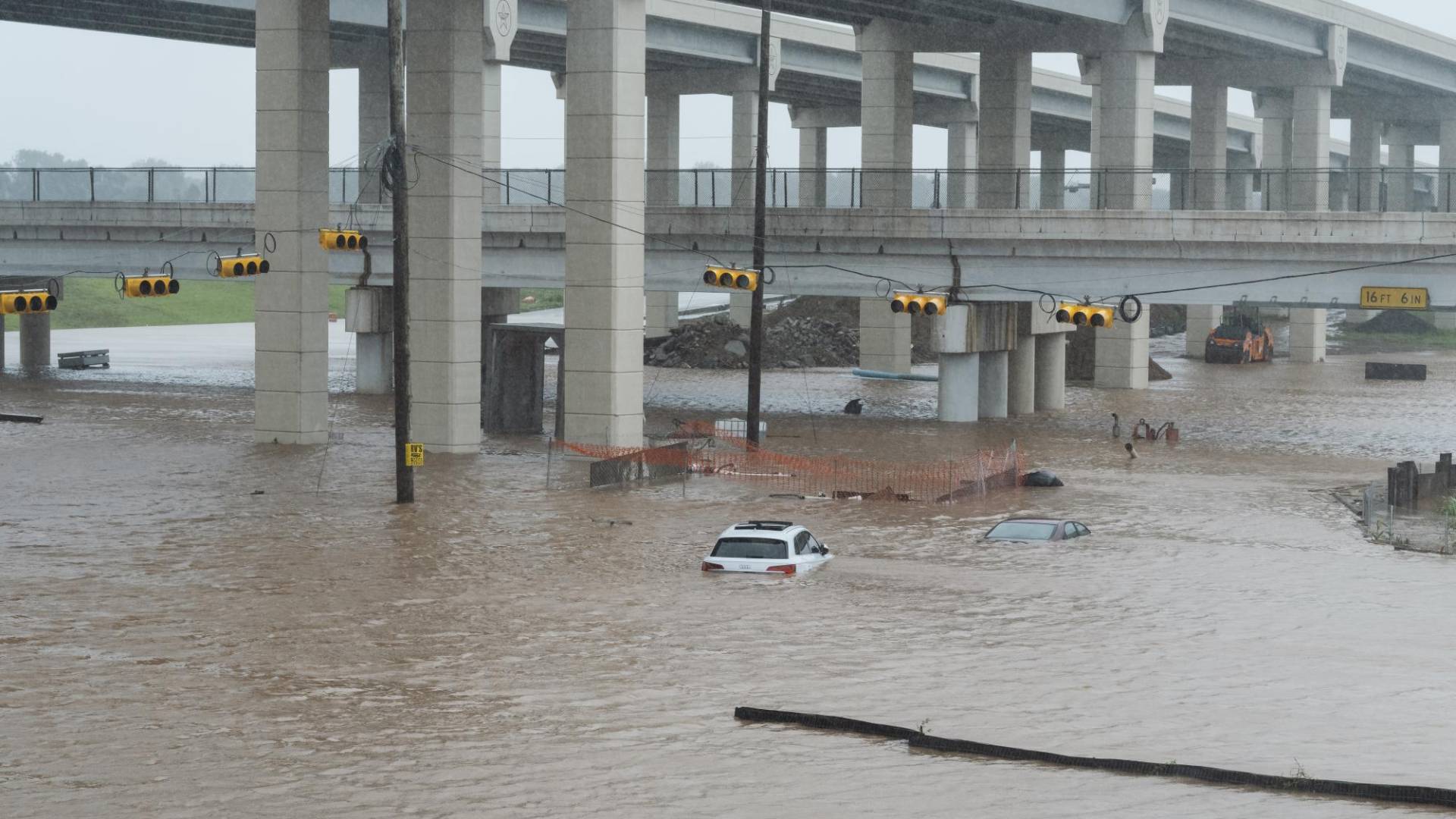 $!En julio, el huracán Beryl inundó carreteras, mató al menos a 36 personas y dejó sin electricidad a millones en Texas.