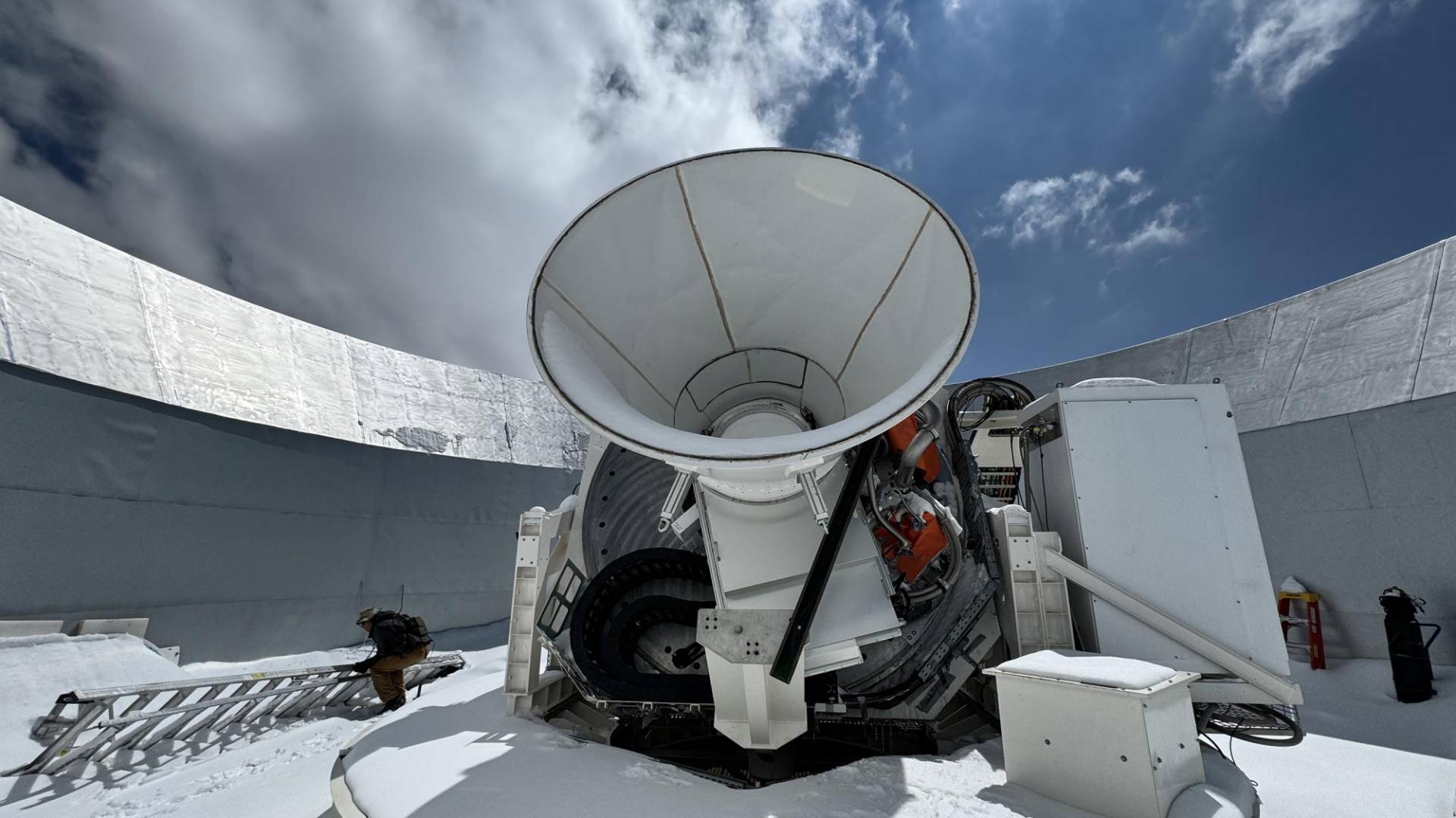 $!Uno de los telescopios de pequeña apertura del Observatorio Simons, que estudian las microondas que llenan el universo.
