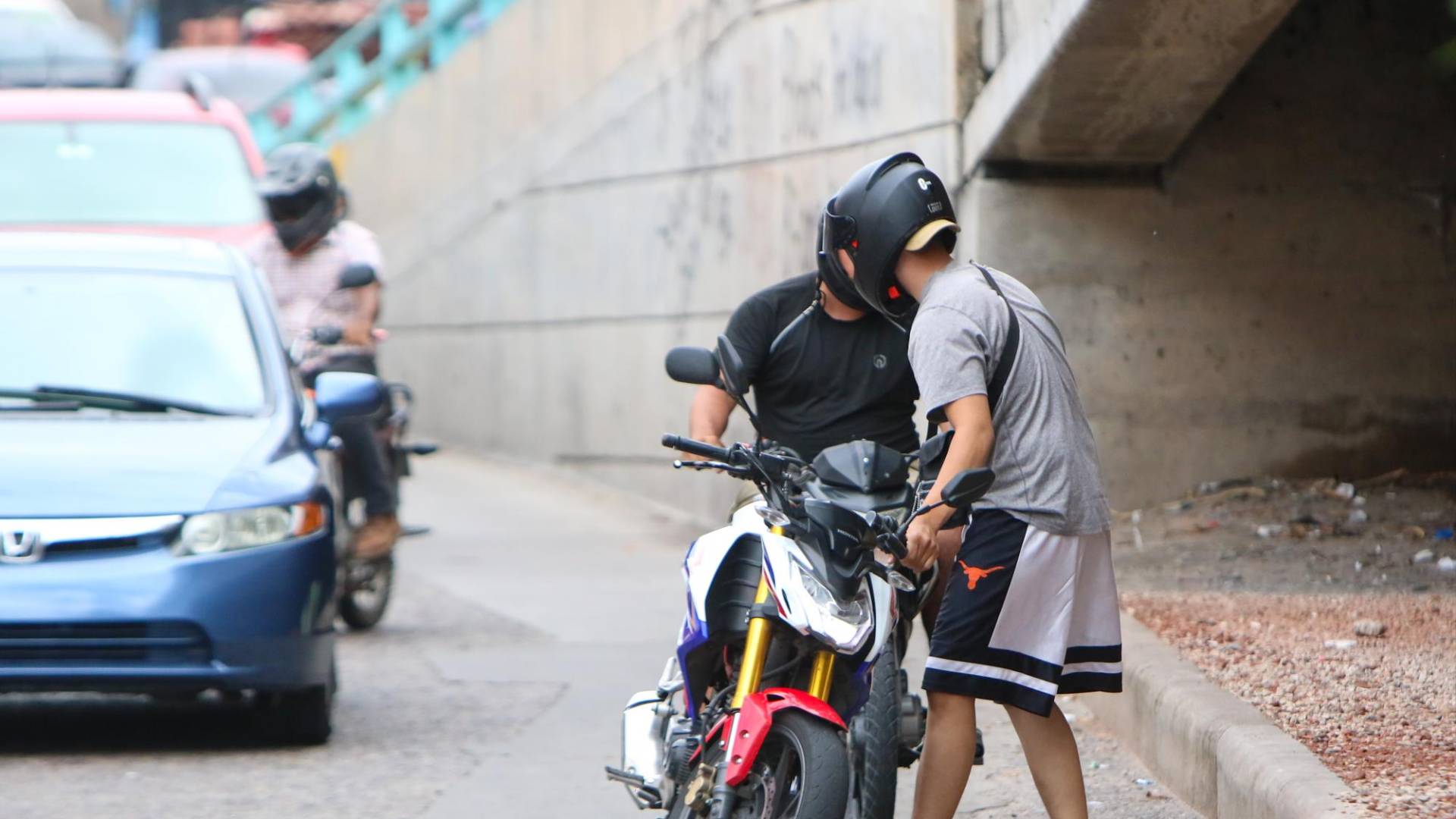 $!Los accidentes en motos ocurren a cualquier hora del día, pero los fines de semana por la tarde son más frecuentes. Dos motocicletas habían colisionado en el bulevar Económica Europea.