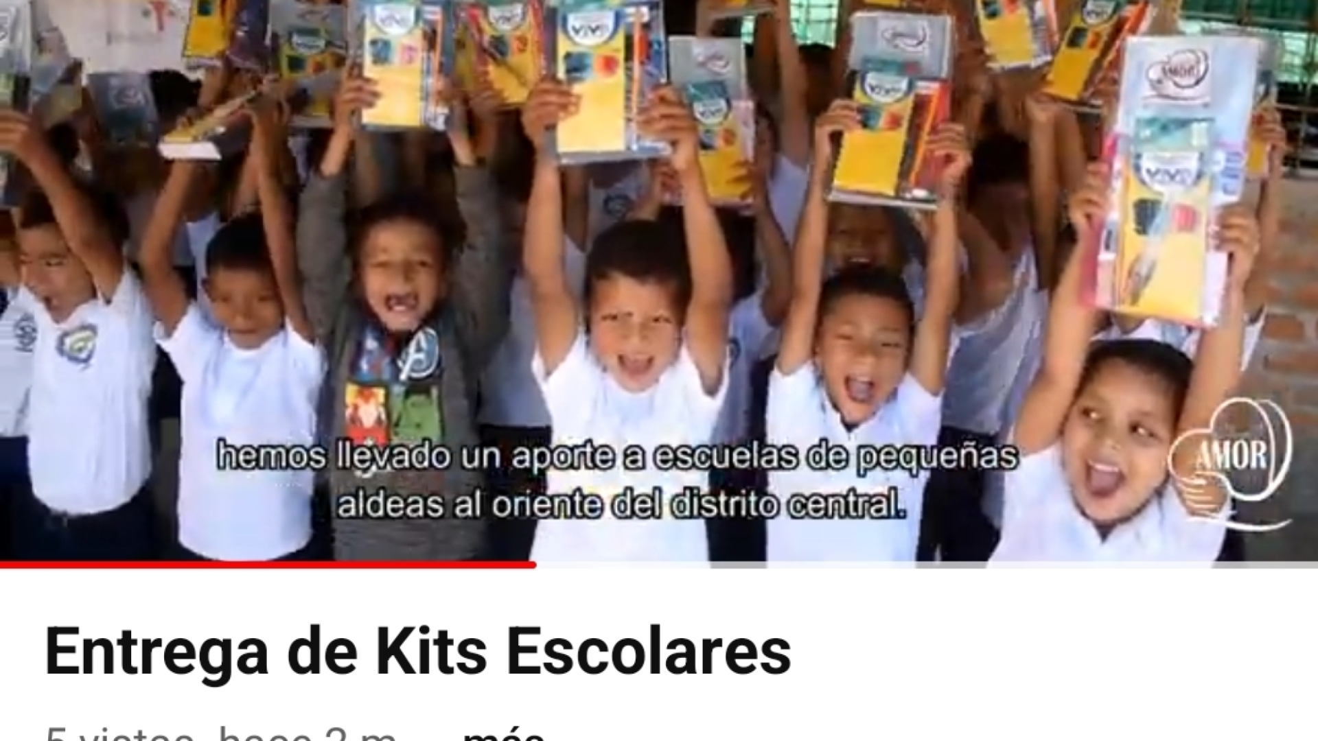 $!Los niños levantan en sus manos los kits que les mandó Gobernación por medio de la ONG Ayudando con Amor