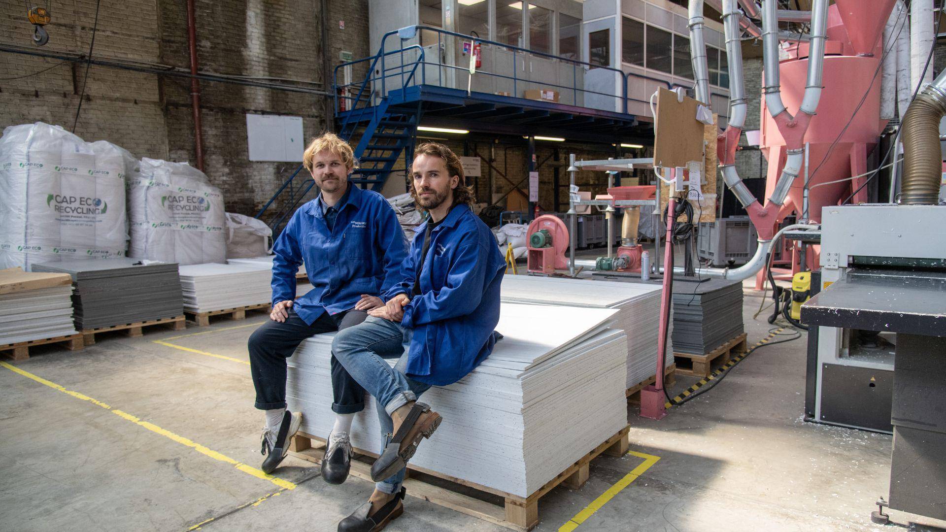 $!Marius Hamelot (izq.) y Jim Pasquet, fundadores de Le Pavé, en la fábrica de su empresa en Aubervilliers, Francia. (James Hill para The New York Times)