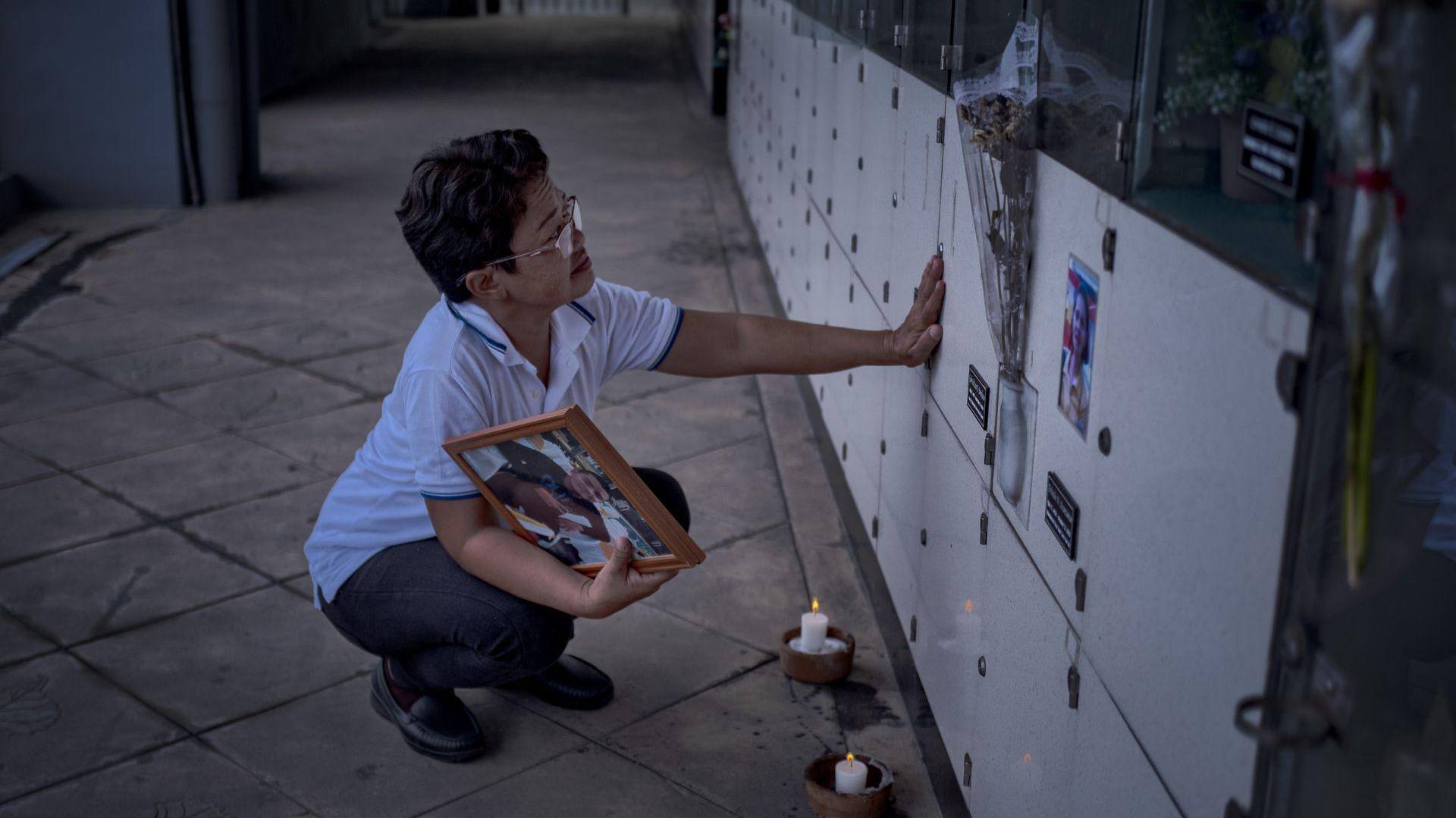 $!Mary Ann Domingo visita las tumbas de su pareja y su hijo en Caloocan, Filipinas. Fueron asesinados por la policía en el 2016. (Ezra Acayan para The New York Times)