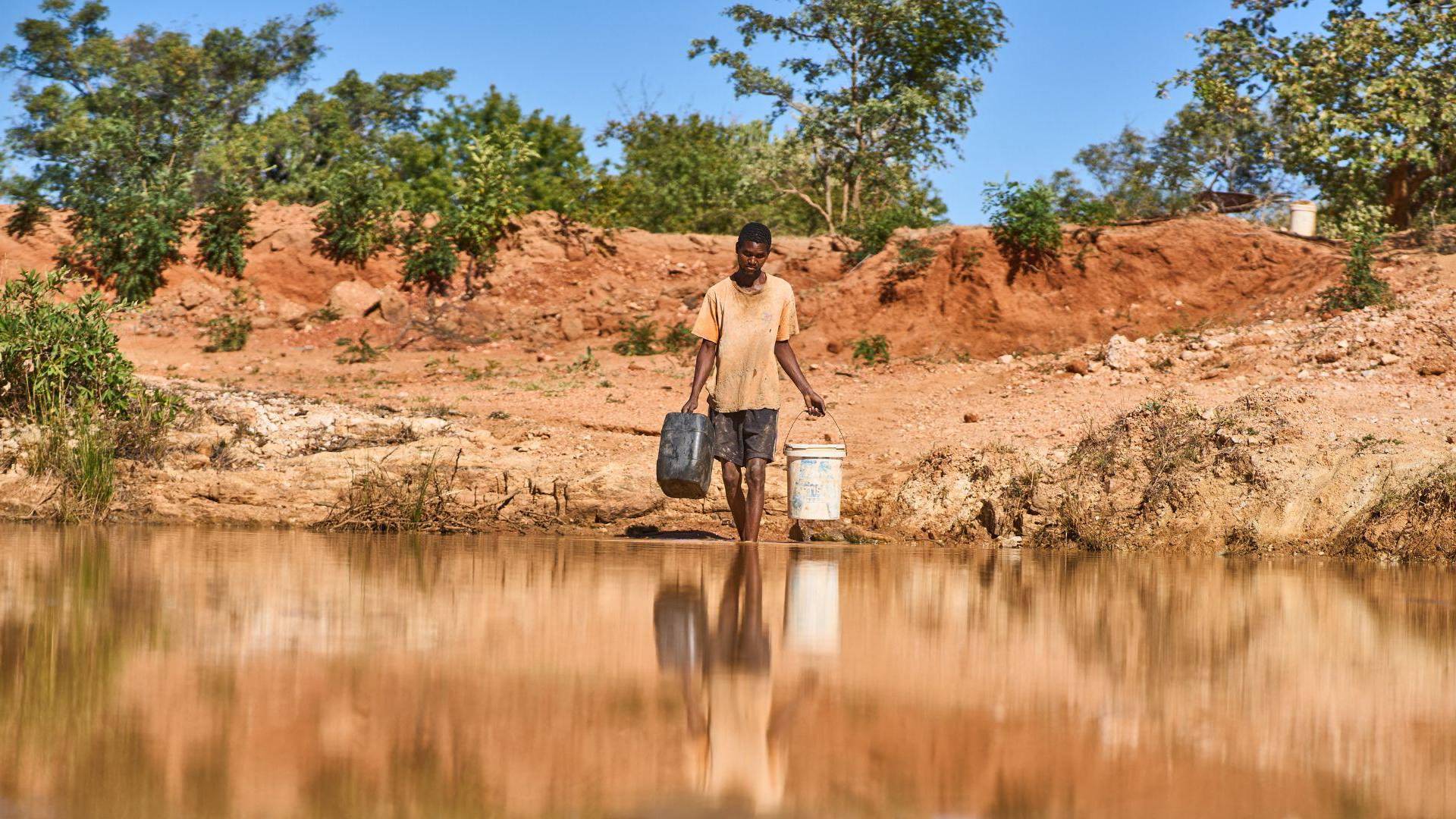 $!Más de 30 millones de personas en el sur de África padecen la sequía. Recolectando agua en Zimbabue. (Zinyange Auntony/Agence France-Presse — Getty Images)