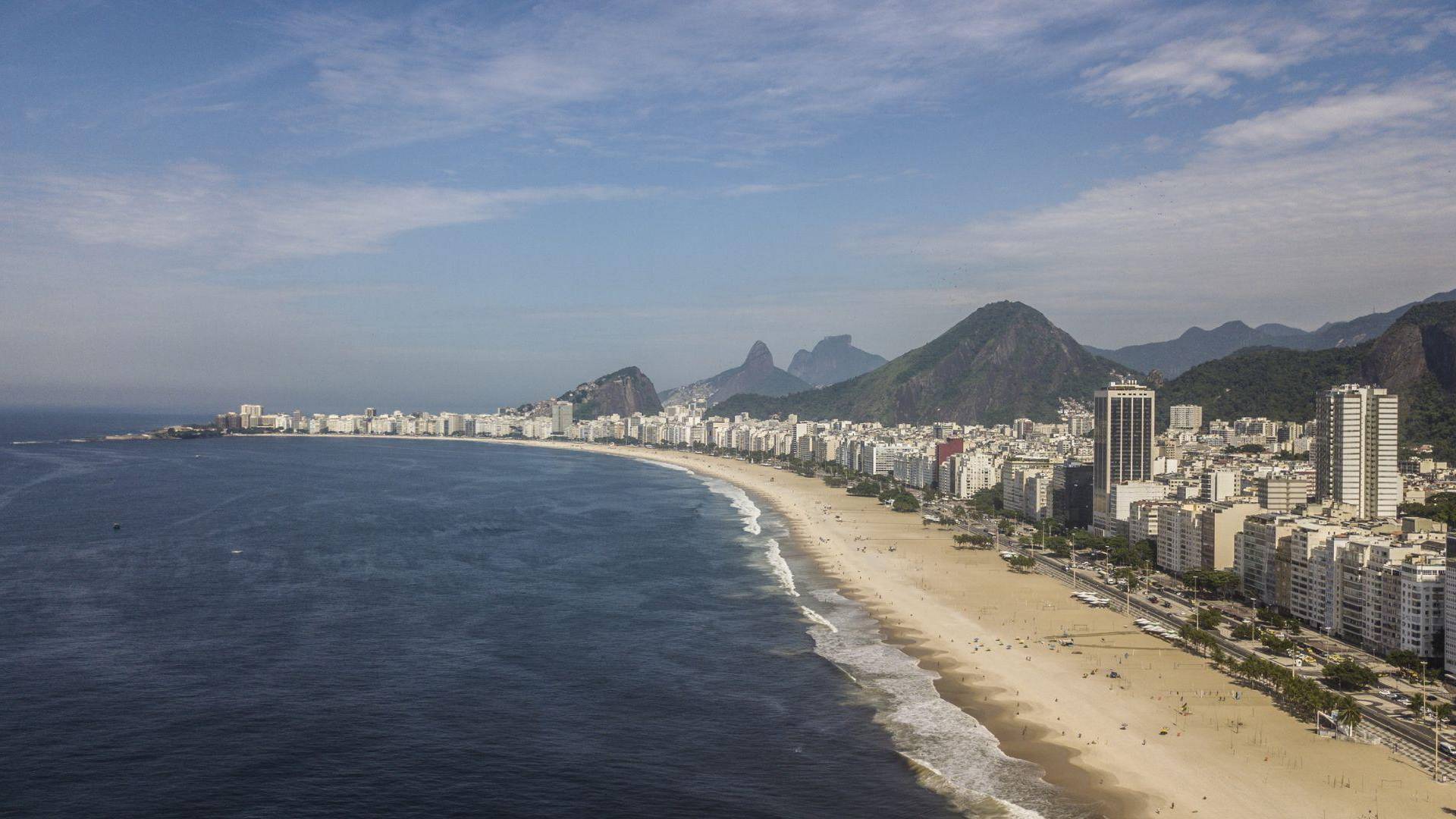 $!Tras hallar altos niveles de cocaína en ríos que rodean a Río de Janeiro, se estudió a tiburones. Playa de Copacabana. (Dado Galdieri para The New York Times)