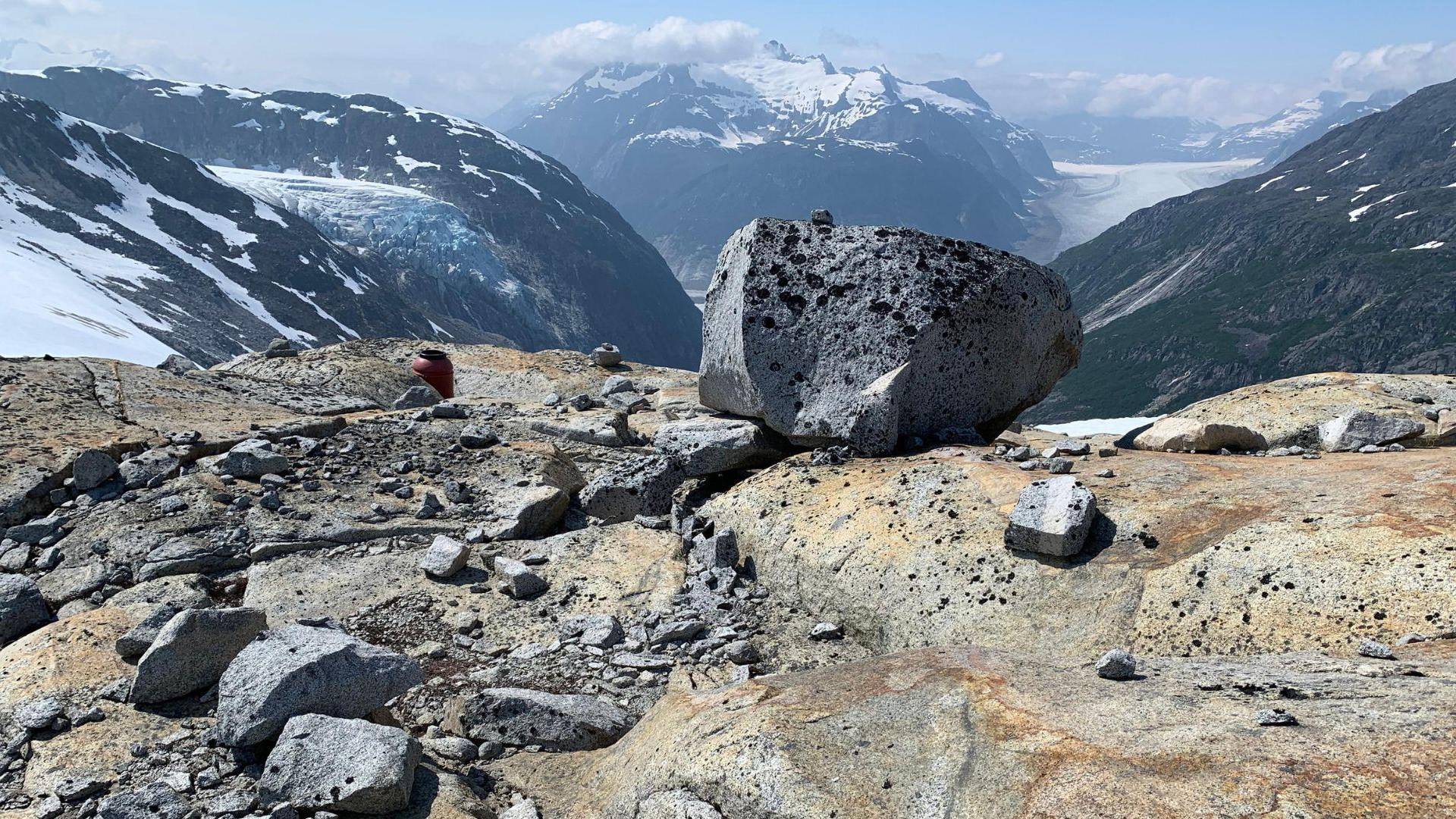 $!Rocas en el Campo de Hielo Juneau absorben más radiación solar que el hielo, haciendo que éste se adelgace más rápido.