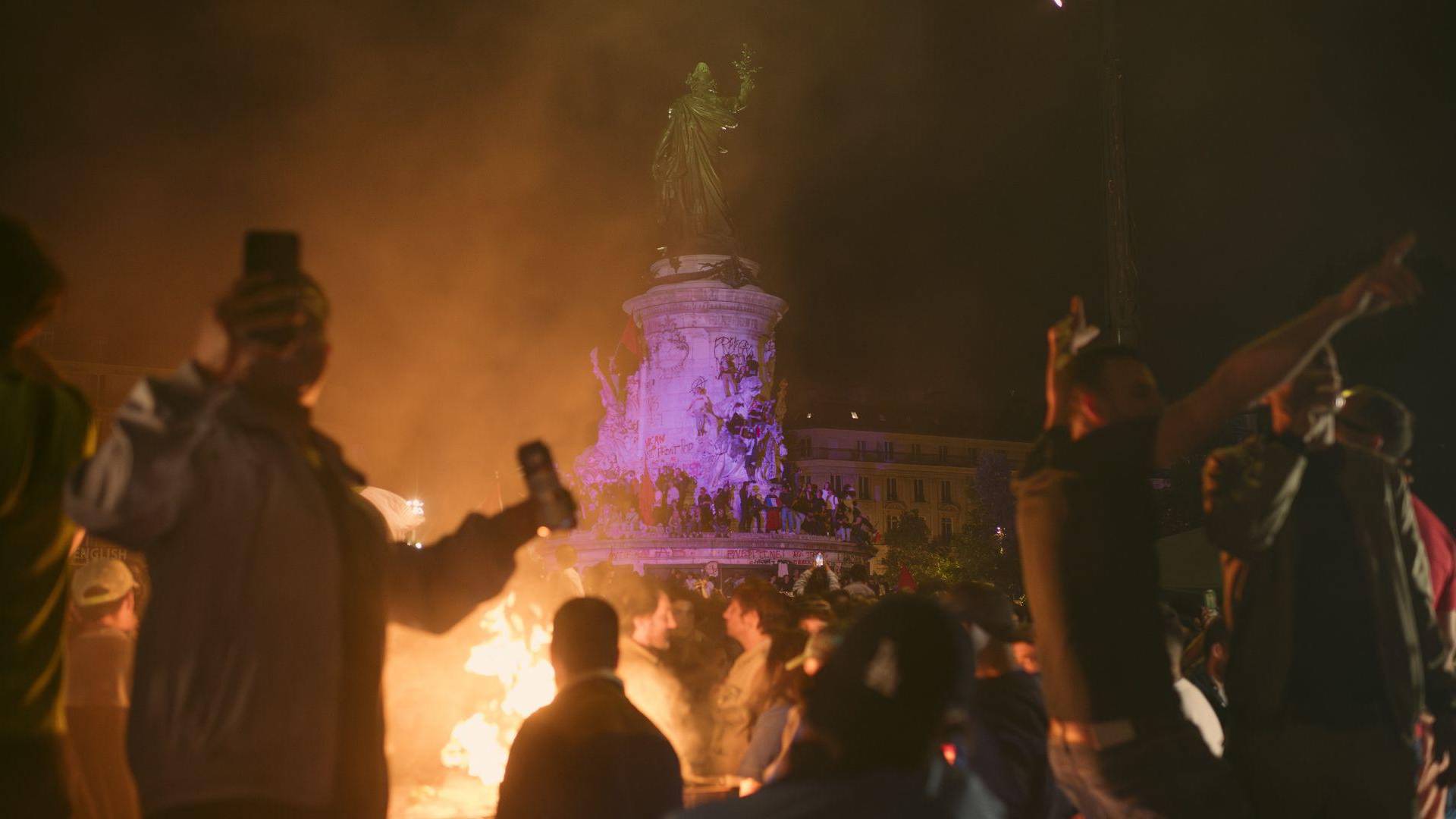 $!Celebrando los resultados de las elecciones francesas en París el 7 de julio. El resultado sorprendió.