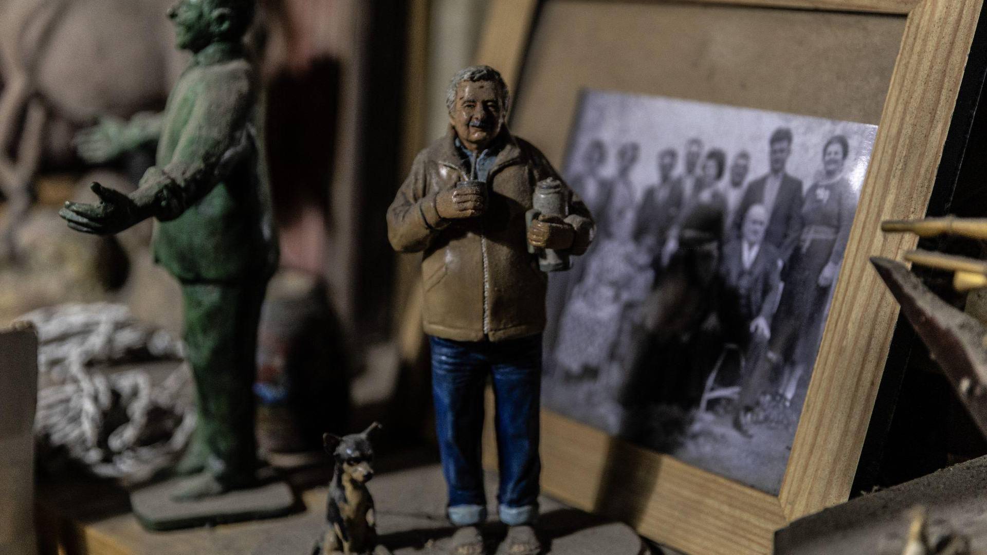 $!Una figura de José Mujica en su casa de tres cuartos con techo de lámina, donde vivió incluso cuando era Presidente. (Dado Galdieri para The New York Times)