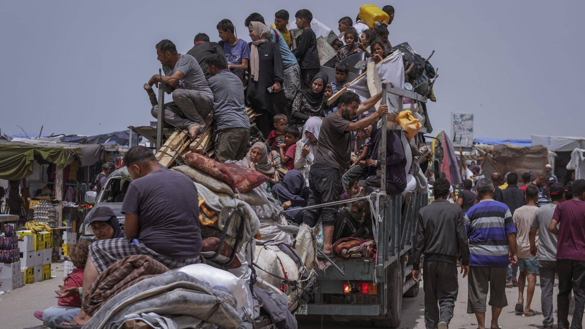 $!Palestinos huyen de una invasión militar israelí de Rafah a fines de mayo. Más de un millón de gazatís se han visto obligados a dejar sus hogares en el conflicto. (Abdel Kareem Hana/Associated Press)