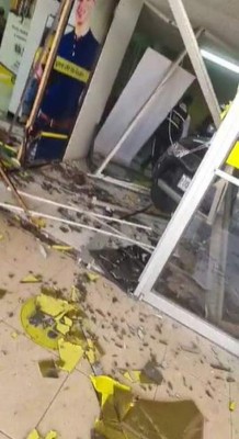 Momentos de pánico y destrozos: Las imágenes que dejó accidente en agencia bancaria en SPS