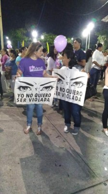 Con globos y carteles, ceibeños marcharon exigiendo justicia para hija de jueza víctima de violación