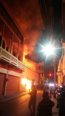 Las imágenes del voraz incendio en el casco histórico de la capital de Honduras