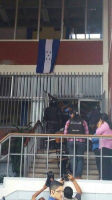 Impactantes imágenes del desalojo de estudiantes por la policía en la UNAH