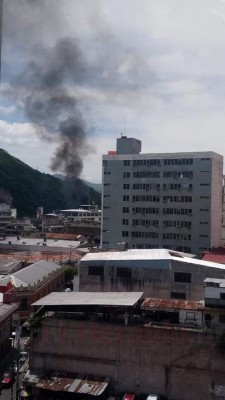 Las fotos que dejó el voraz incendio que consumió al menos cinco vehículos en un taller en la capital