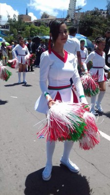 Pomponeras también derrochan belleza en los desfiles patrios