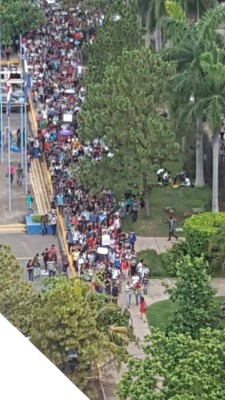 Estudiantes se rebelan contra rectora de la UNAH