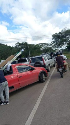 Daños y tráfico infernal: el accidente de rastra con UCI del hospital móvil de Juticalpa