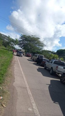 Daños y tráfico infernal: el accidente de rastra con UCI del hospital móvil de Juticalpa