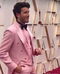 Sebastián Yatra divide las redes con su traje rosa en los Oscar 2022