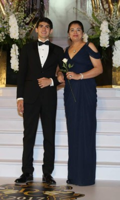 DelCampo School: Guapos Seniors desfilaron junto a madres en inolvidable noche de la Prom 2017