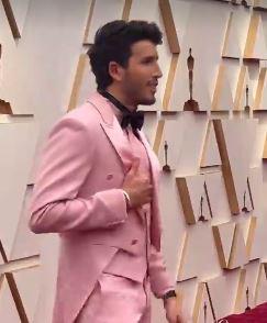 Sebastián Yatra divide las redes con su traje rosa en los Oscar 2022