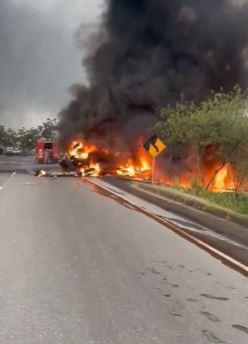 El pavoroso incendio de cisterna tras volcarse donde conductor quedó vivo de milagro