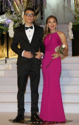 DelCampo School: Guapos Seniors desfilaron junto a madres en inolvidable noche de la Prom 2017