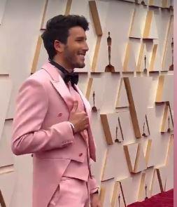 Sebastián Yatra divide las redes con su traje rosa en los Oscar 2022