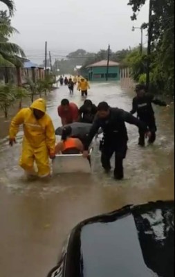 Dramático rescate de familias afectadas por el huracán Eta en Honduras (FOTOS)