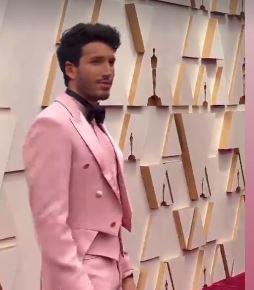 Sebastián Yatra divide las redes con su traje rosa en los Oscar 2022