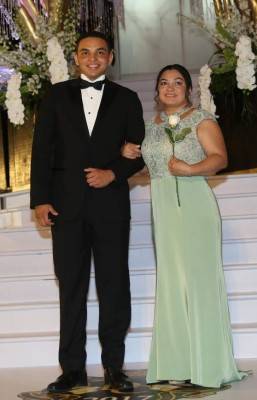 DelCampo School: Guapos Seniors desfilaron junto a madres en inolvidable noche de la Prom 2017