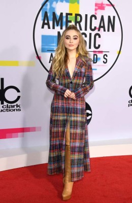 Los famosos que robaron miradas con sus atuendos en los American Music Awards 2017