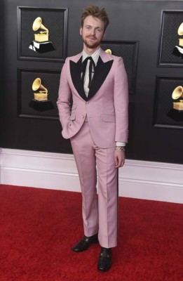 Flores, plumas y esqueletos: los peor vestidos de los Grammy 2021