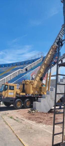 Comienzan a instalar las graderías en el estadio Nacional de Tegucigalpa