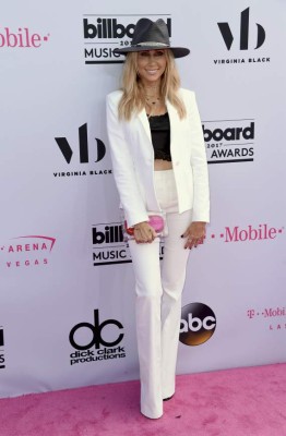 La alfombra magenta de los premios Billboard ya comienza a llenarse de estrellas