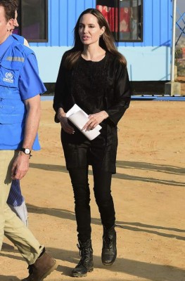 El look de Angelina Jolie durante visita a un campo de refugiados rohinyás