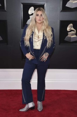 Así desfilan los famosos por la alfombra roja de los Grammy 2018