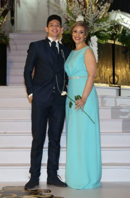 DelCampo School: Guapos Seniors desfilaron junto a madres en inolvidable noche de la Prom 2017