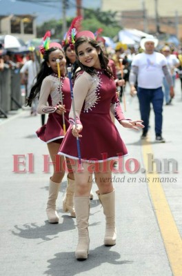 FOTOS: Los vestidos más exóticos de las palillonas en los desfiles patrios 2019