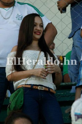 Belleza femenina adornó encuentro Real España vs Platense en Puerto Cortés