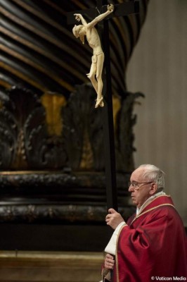 Papa Francisco conmemora la Pasión de Cristo postrado el Viernes Santo