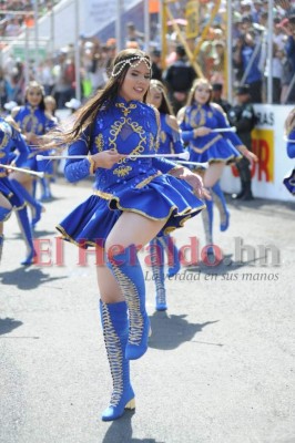 FOTOS: Hermosas palillonas que deslumbraron a primera hora en los desfiles patrios