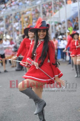 FOTOS: Hermosas palillonas que deslumbraron a primera hora en los desfiles patrios