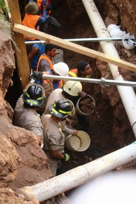 Las imágenes más estremecedoras de los obreros soterrados por alud de tierra